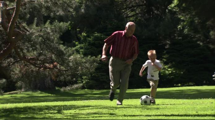 906244593-nieto-abuelo-despreocupacion-deportista-amateur