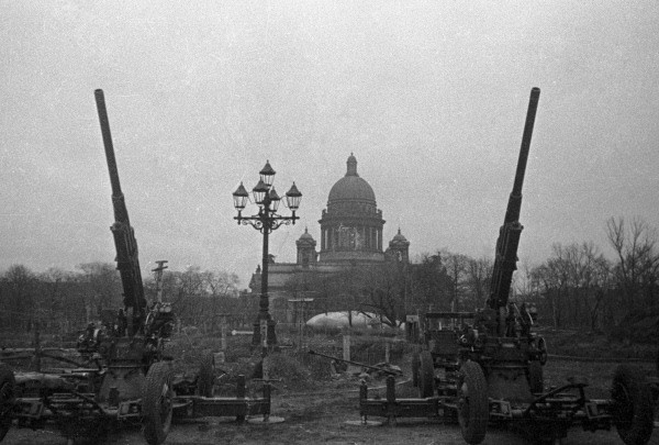 RIAN_archive_5634_Antiaircrafters_guarding_the_sky_of_Leningrad.jpg