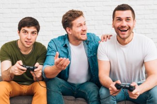 tres-amigos-varones-sentados-juntos-disfrutando-videojuego_23-2148160146