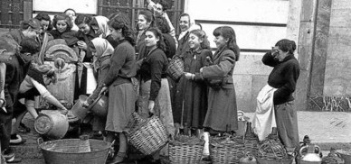 final-presidente-del-gobierno-carlos-arias-navarro-manana-del-noviembre-1975-comunicando-muerte-franco-traves-tve-miseria-grupo-mujeres-1950-hace-cola-frente-una-fuente-publica-madrid