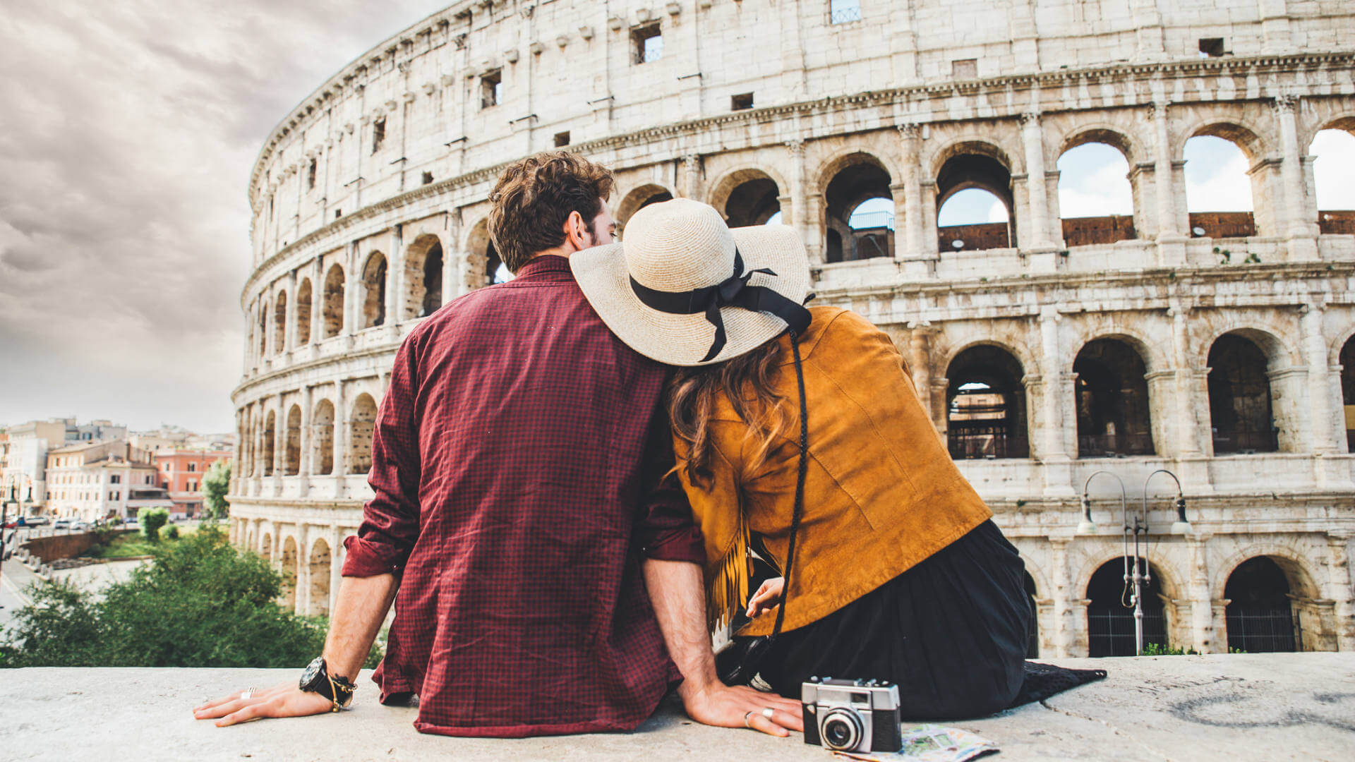 italia-en-san-valentin-pareja-coliseo-roma