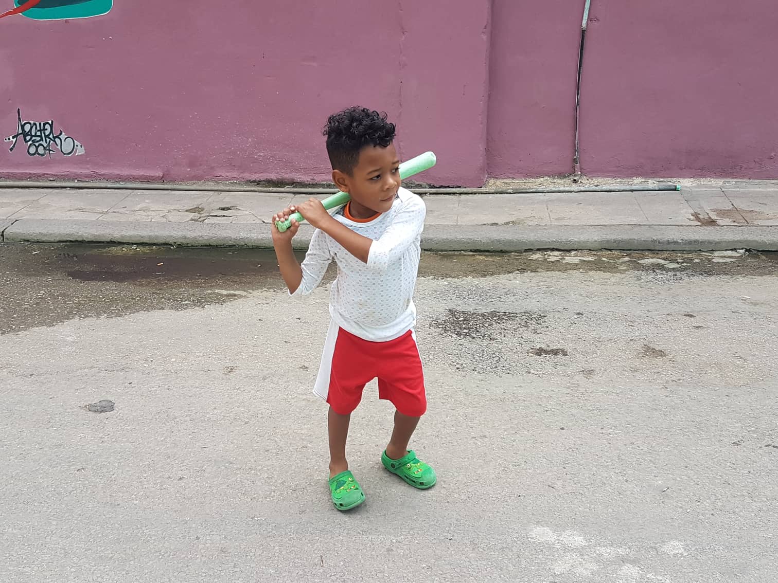 Joven pelotero en La Habana